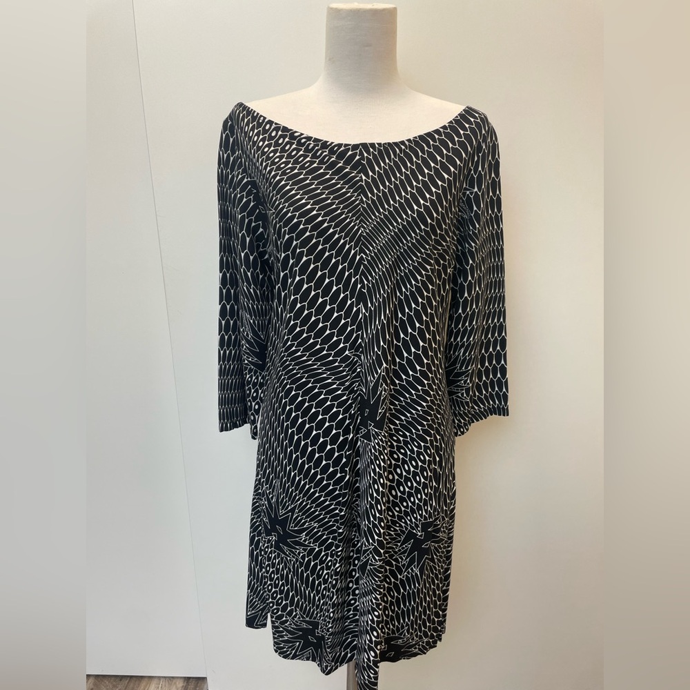 Manuhealii Black & White 3/4 Sleeve Dress